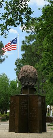 米拉波雕像和美国国旗在一个阳光明媚的日子里的照片